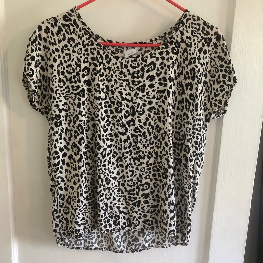✨excellent condition!✨ Very pretty black and white Leopard Print blouse - SM
